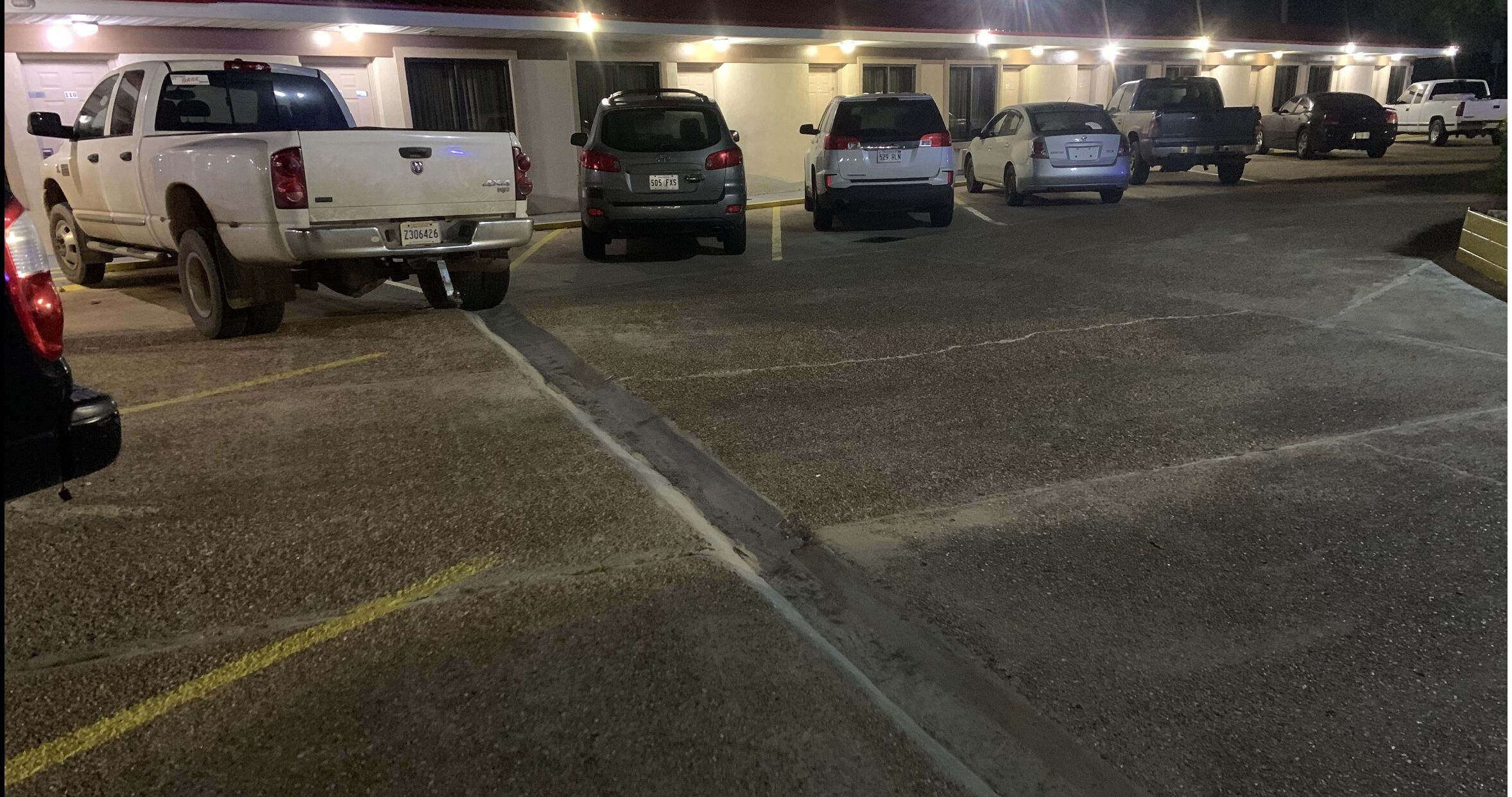 施設の正面 (日没後)