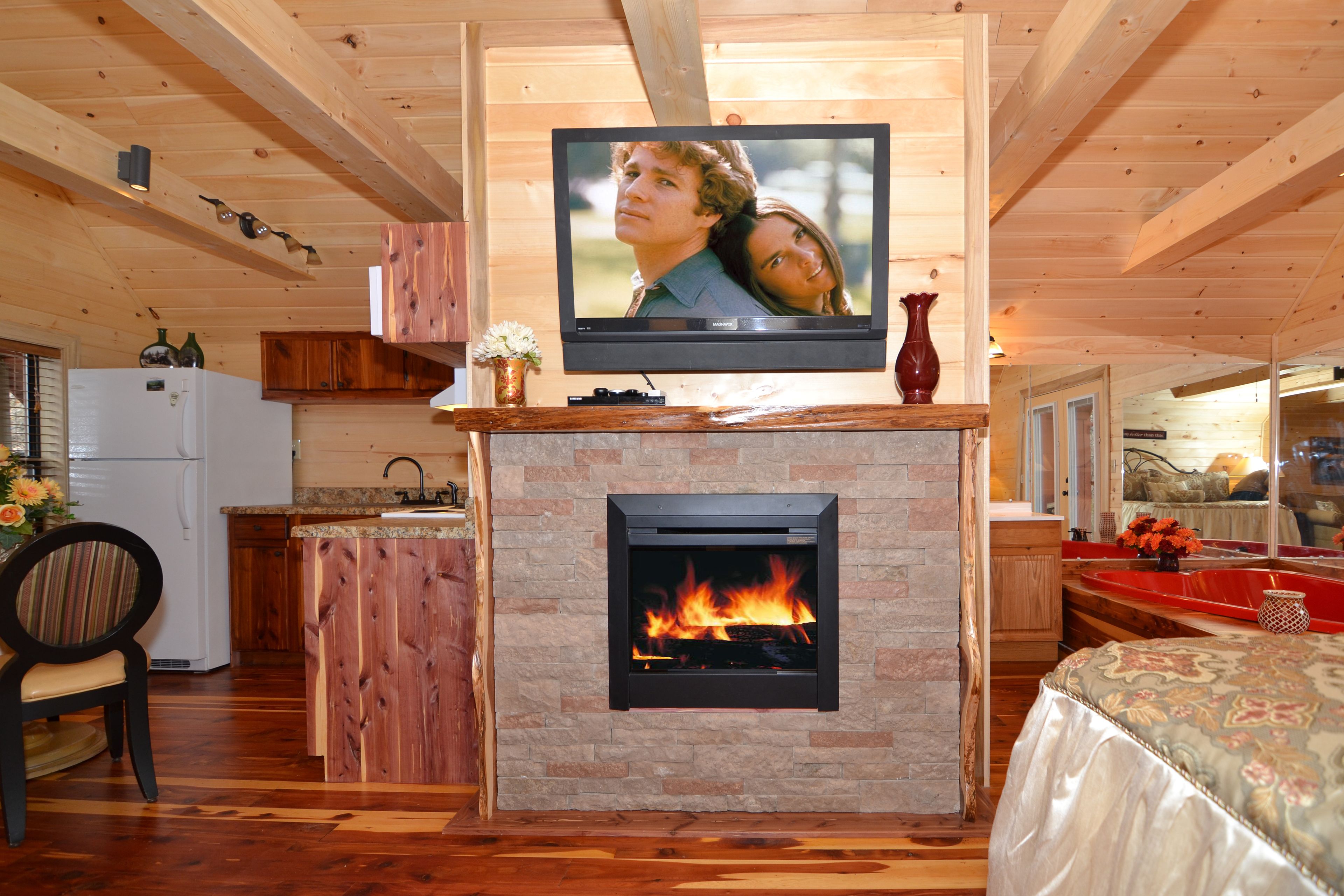Sweetheart Cabin, 1 Bedroom, Jetted Heart-shaped Tub, Outdoor Hot Tub, Mountain View | Ropa de cama de alta calidad y decoración individual