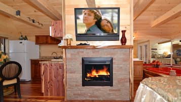 Sweetheart Cabin, 1 Bedroom, Jetted Heart-shaped Tub, Outdoor Hot Tub, Mountain View | Ropa de cama de alta calidad y decoración individual