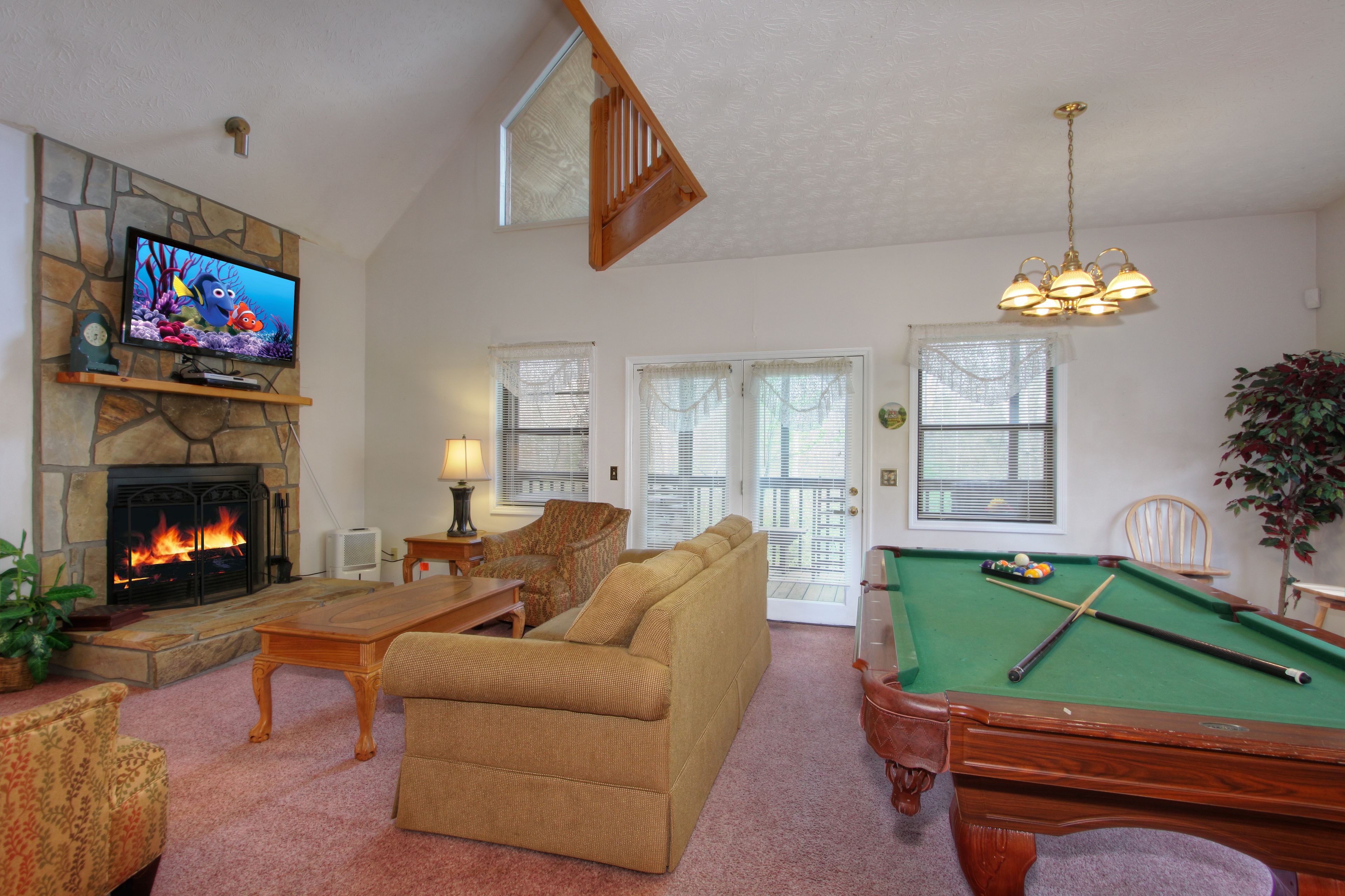 Cabana superluxo, 2 quartos, banheira de hidromassagem (2 King Bed, 1 Queen Sofa Bed) | Sala de estar | TV de tela plana 42 polegadas com canais a cabo, TV, lareira