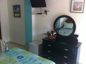 Habitación doble estándar | Caja de seguridad en la habitación, cunas y wifi gratis 