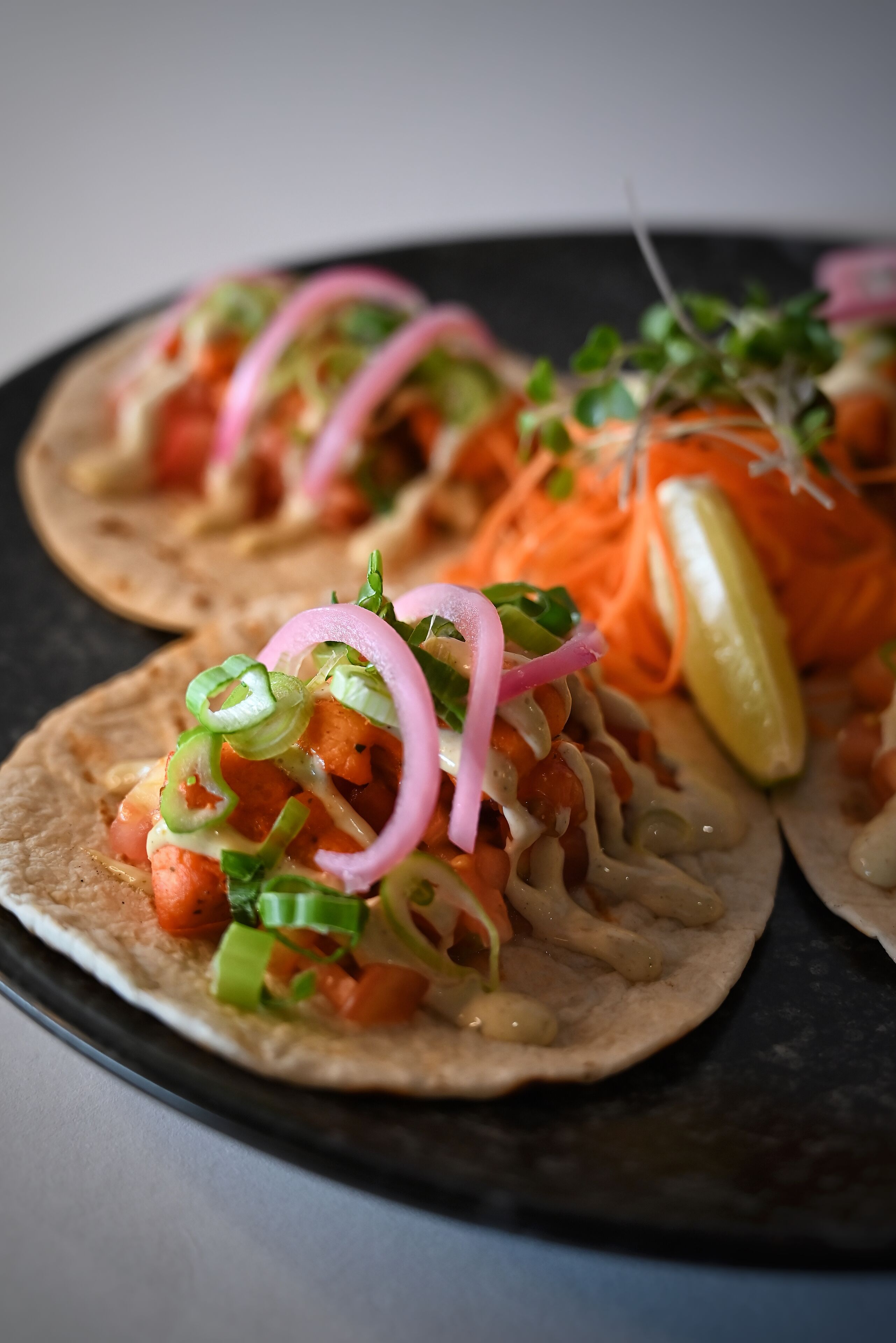 Ein Teller Tacos mit verschiedenen Belägen.