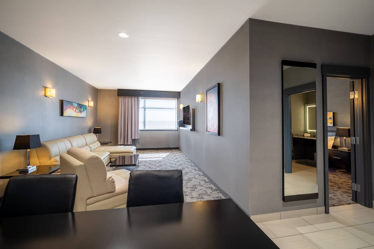 premium bedding, in-room safe, desk, laptop workspace