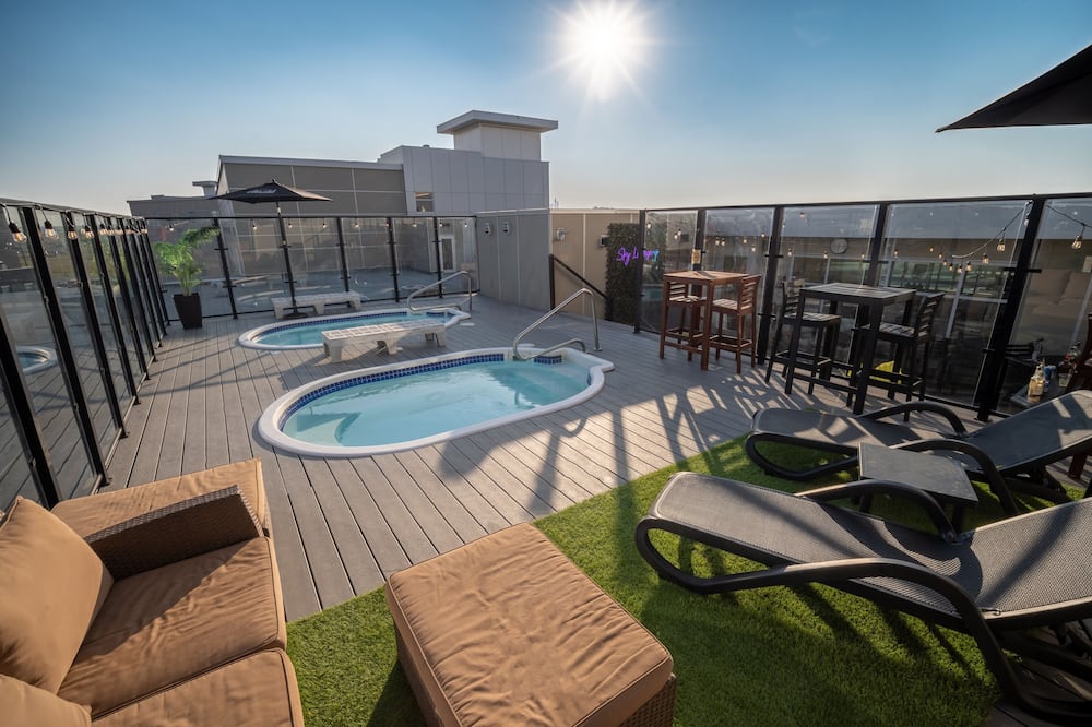 Applause Hotel by CLIQUE
