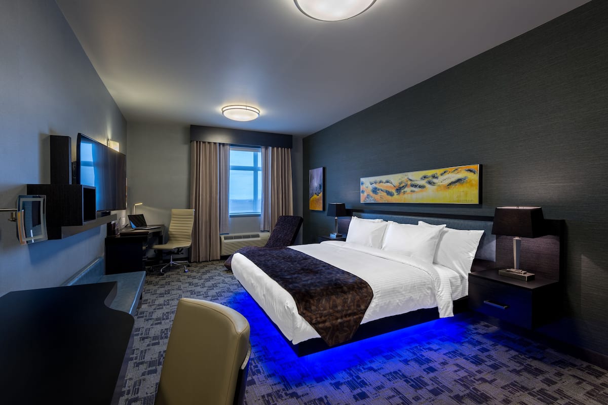 Applause King Room | Premium bedding, in-room safe, desk, laptop workspace