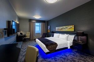 Applause King Room  | Premium bedding, in-room safe, desk, laptop workspace
