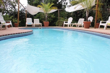 Una piscina al aire libre. Casa de Tortuga