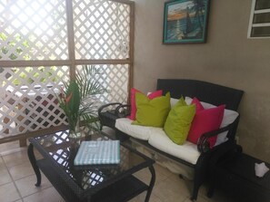 ทีวีจอแบน 40 นิ้ว พร้อมช่องทีวีพรีเมียม, Netflix, Hulu