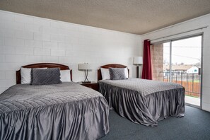 Desk, iron/ironing board, free WiFi, bed sheets - M&M Motel (Connell)