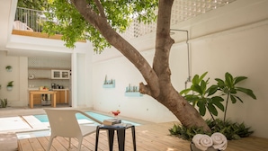 A wooden deck with a pool, a dining area, and a tree. - La Casa del Patio Hotel Boutique by Xarm Hotels (Santa Marta)