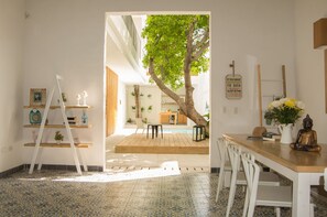 Frigobar, cofres nos quartos, individualmente mobiliados