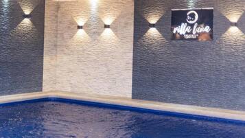 Piscine extérieure, chaises longues