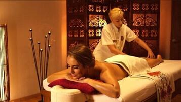Een sauna, een bubbelbad, een stoombad, hotstone-massages