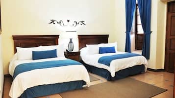 Habitación doble Deluxe, 2 camas Queen size | Sábanas de algodón egipcio, escritorio y wifi gratis