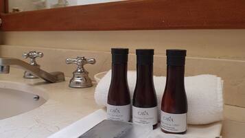 Regadera, amenidades de baño gratuitas, secadora de cabello, toallas