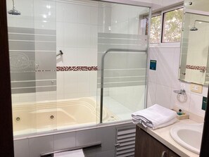 Bathroom | Shower, hair dryer, towels - Hotel Palmera Real (Bucaramanga)