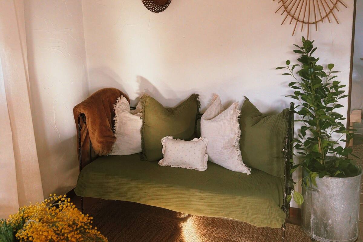 Småhus – basic, eget bad, bakgårdsutsikt | Lounge