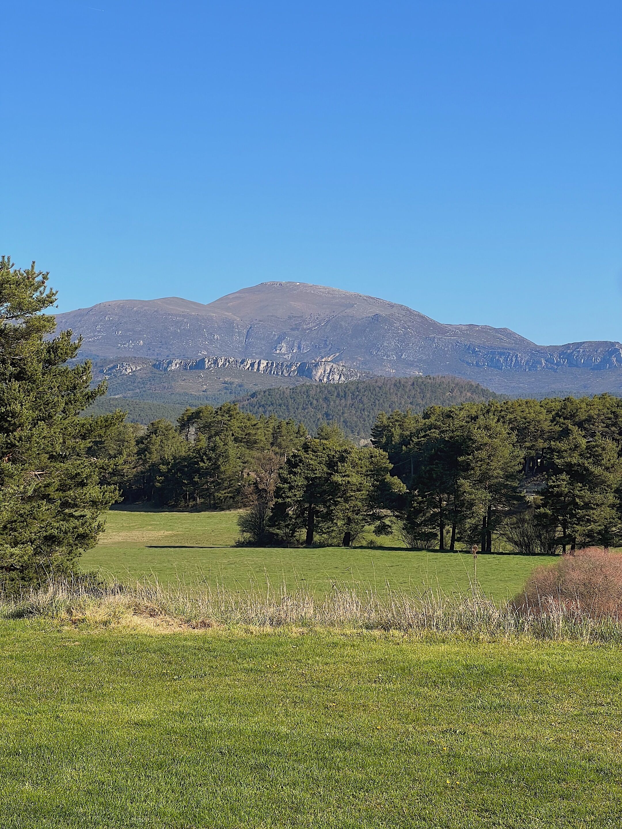 Eine Berglandschaft mit blauem Himmel.