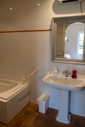 Twin Room, Ensuite (Plume) | Bathroom | Towels - Domaine de Belair (Eaunes)