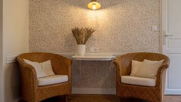 Twin Room, Ensuite (Plume) | 1 bedroom, WiFi