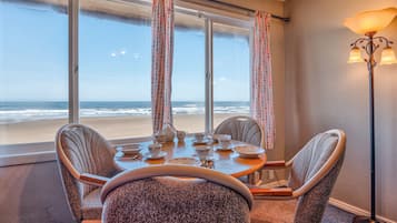 Traditional Condo, 1 Bedroom, Kitchen, Beach View | In-room dining