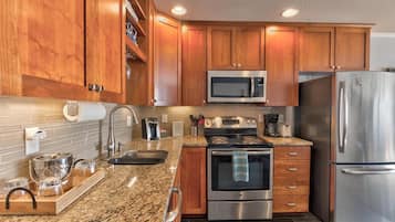 Deluxe Condo | Private kitchen | Fridge, microwave, stovetop, coffee/tea maker