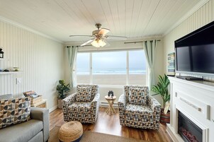 Premier Condo, 1 Bedroom, Kitchen, Beach View | Ruang tamu | TV skrin rata, pemain DVD 