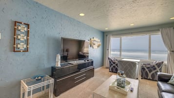 Penthouse, 1 kamar tidur, dapur, pemandangan pantai | Area keluarga | TV layar datar dan pemutar DVD