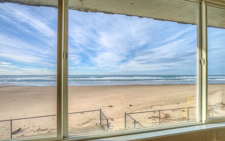 Suite (Retro with Vintage Furniture) | Beach/ocean view