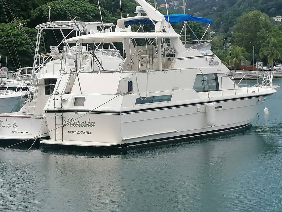 Un yate blanco llamado 'Marasia' amarrado en un puerto deportivo.