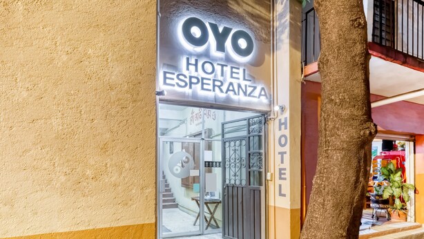 The exterior of OYO Hotel Esperanza with a visible entrance and a staircase leading inside. - Hotel Esperanza Oaxaca Centro (Oaxaca)