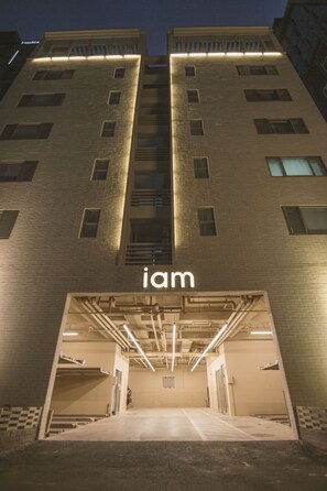 Fachada de la propiedad por la tarde o noche