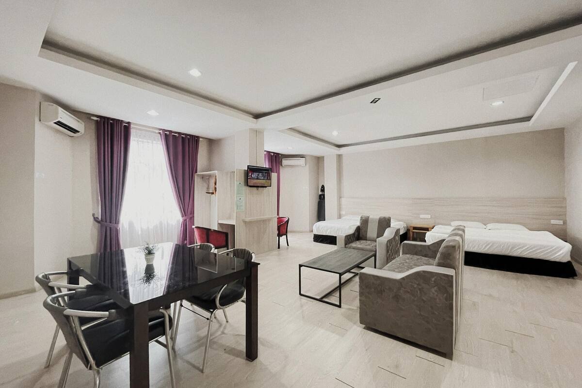 family studio suite, 1 bedroom | minibar, desk, bed sheets