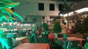 Déjeuner et dîner servis sur place