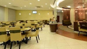 Déjeuner et dîner servis sur place