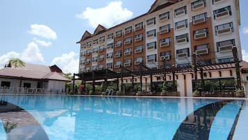 Kolam renang terbuka