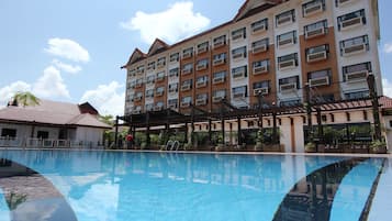 Una piscina al aire libre