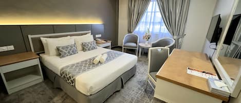 Executive Room | 1 bedroom, minibar, desk, iron/ironing board
