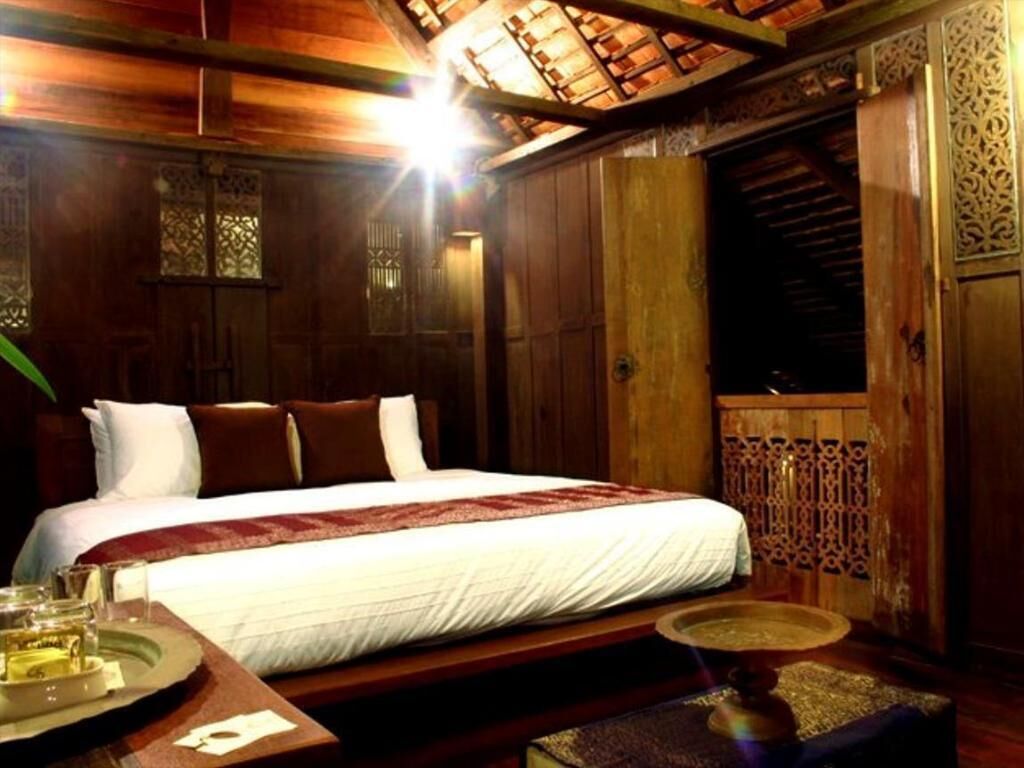 Minibar, desk, rollaway beds