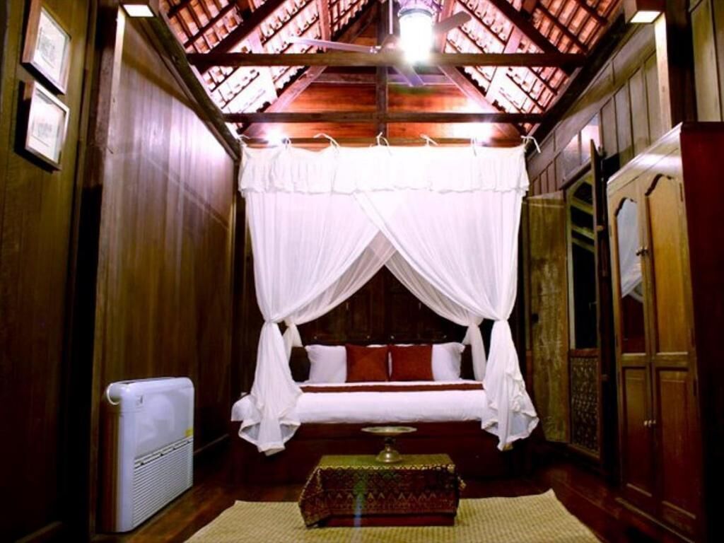 Minibar, desk, rollaway beds