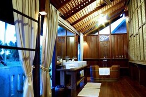 Ducha, artículos de tocador gratuitos, secador de pelo, pantuflas