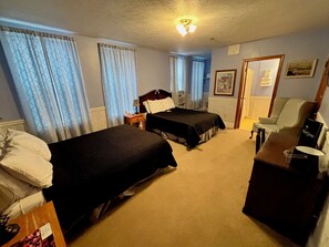 Deluxe Double Room, 2 Double Beds | Free WiFi, bed sheets - Hotel Gunter (Frostburg)