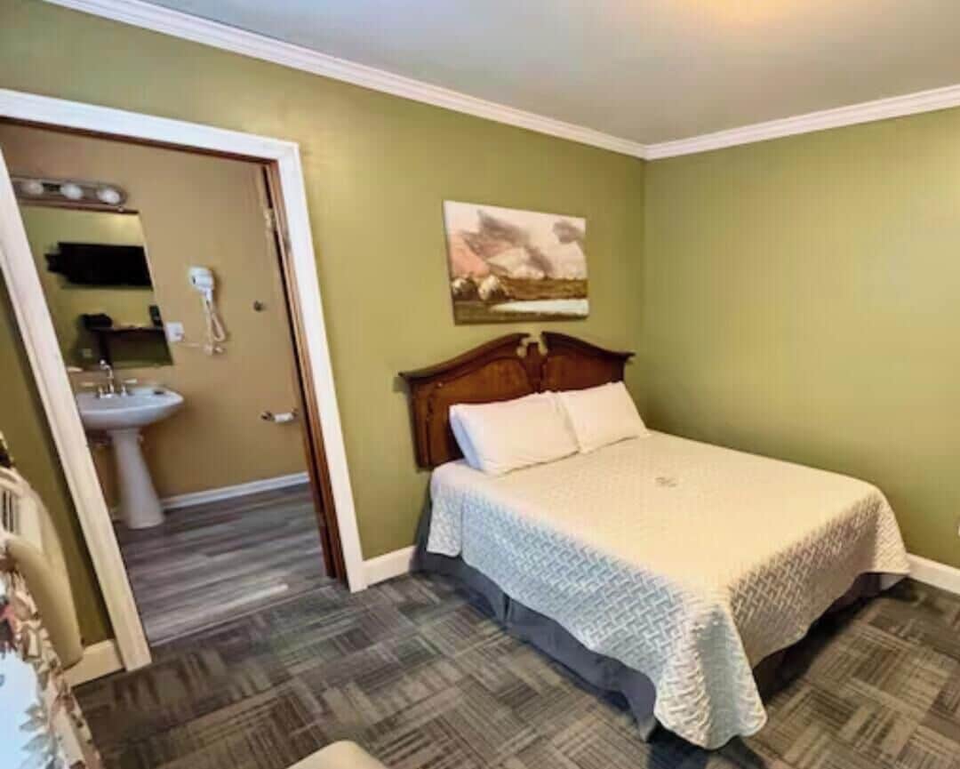 Standard Room, 1 Queen Bed | Free WiFi, bed sheets