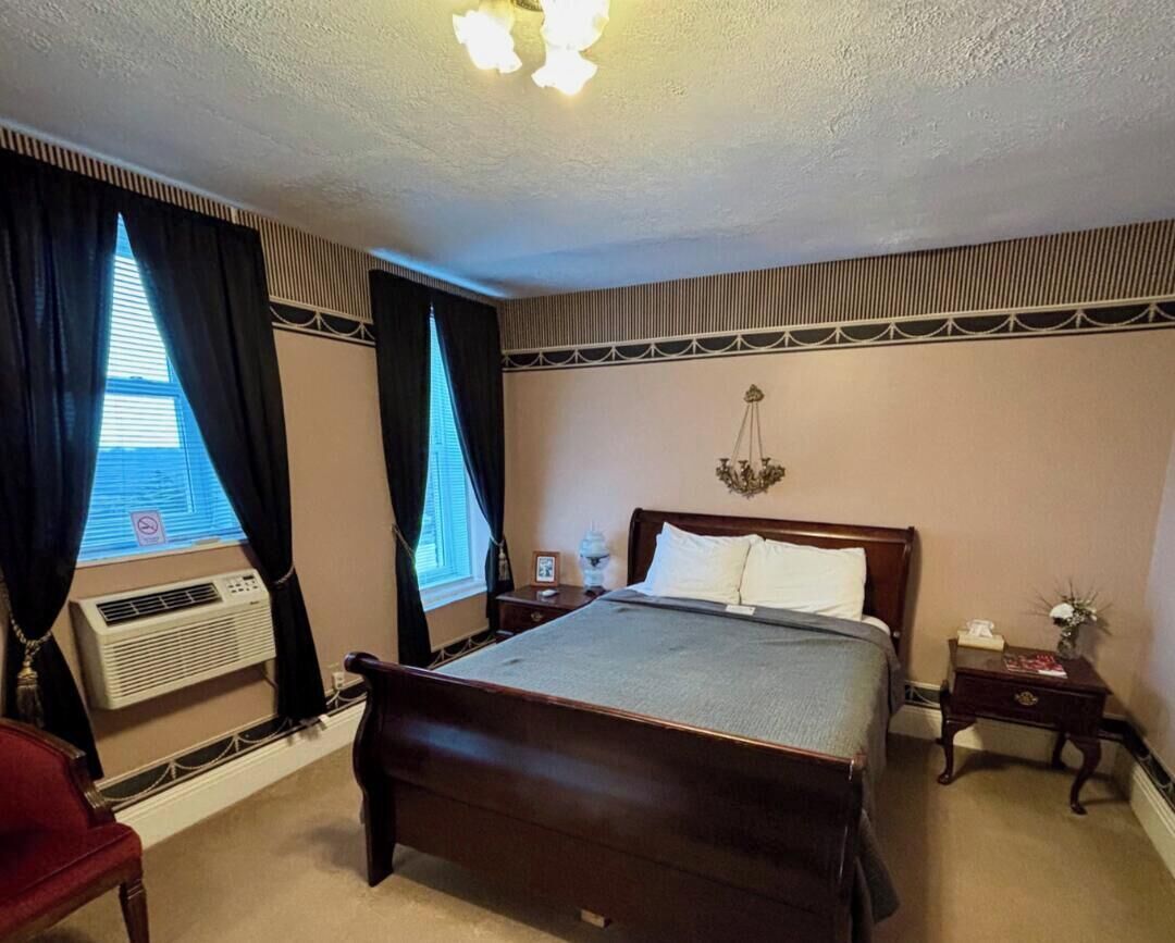 Standard Room, 1 Queen Bed | Free WiFi, bed sheets