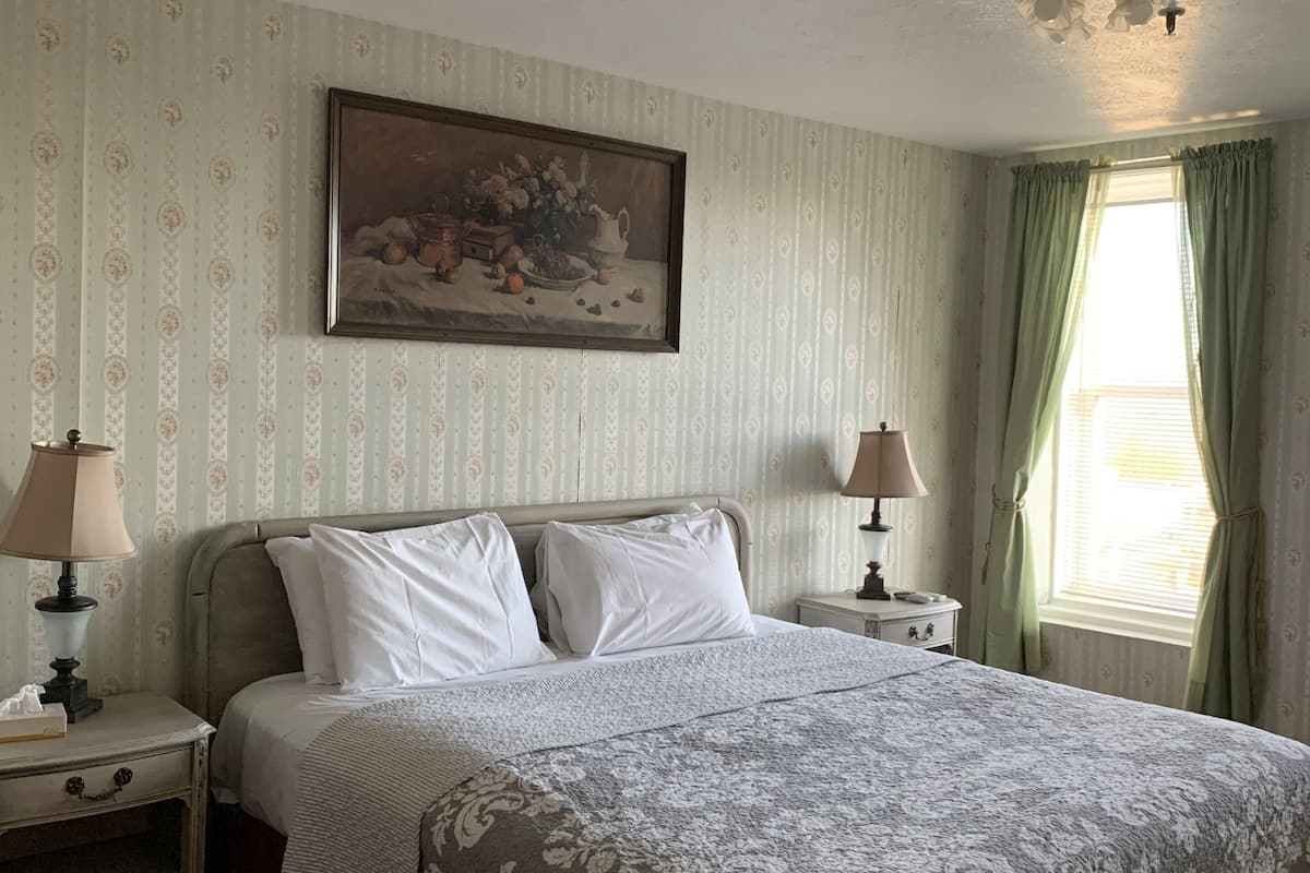 deluxe room, 1 king bed | iron/ironing board, free wifi, bed sheets