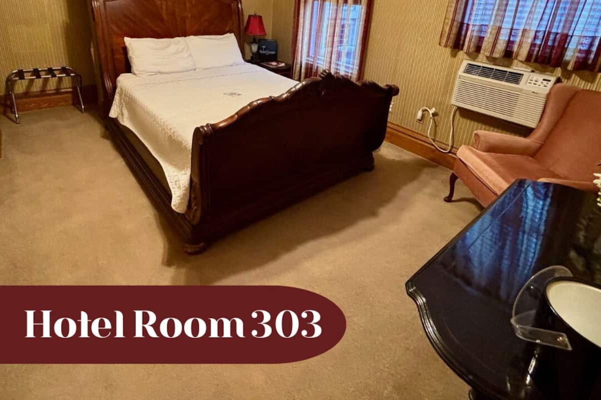 Standard Room, 1 Queen Bed | Free WiFi, bed sheets