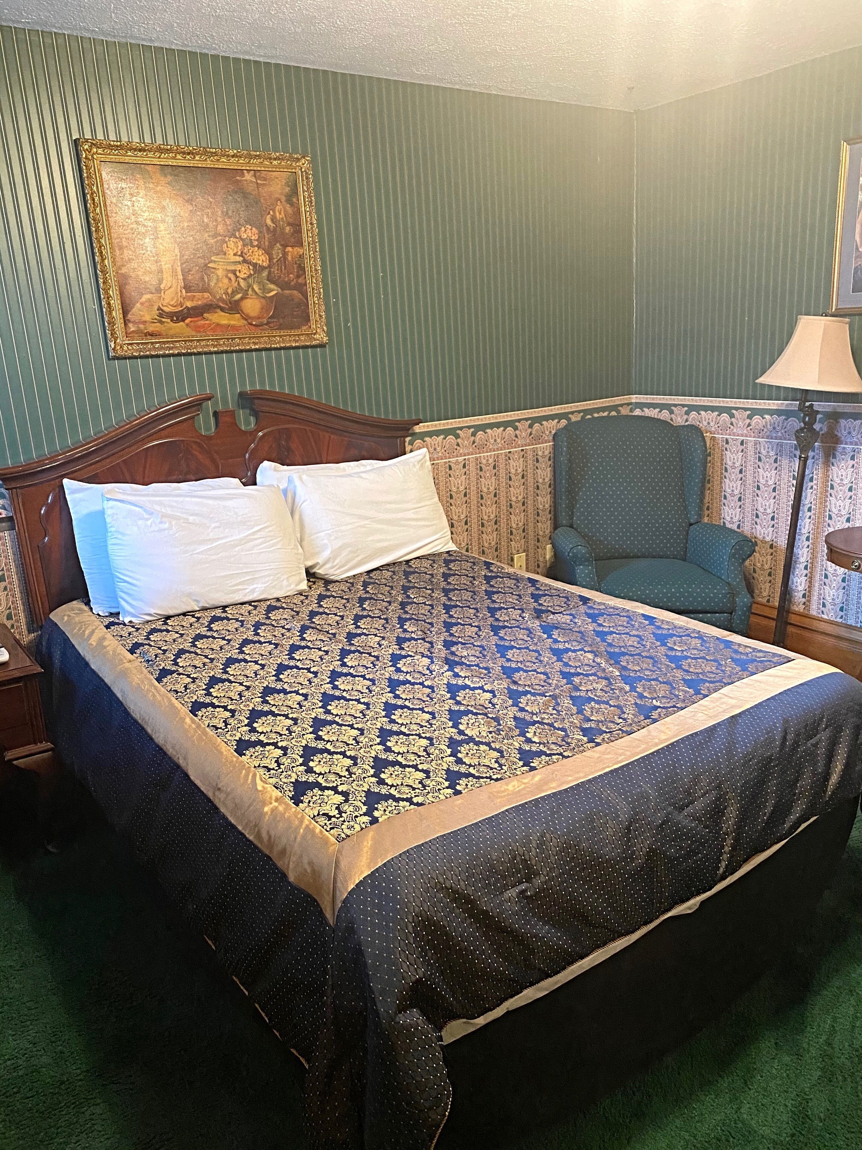standard room, 1 queen bed | iron/ironing board, free wifi, bed sheets