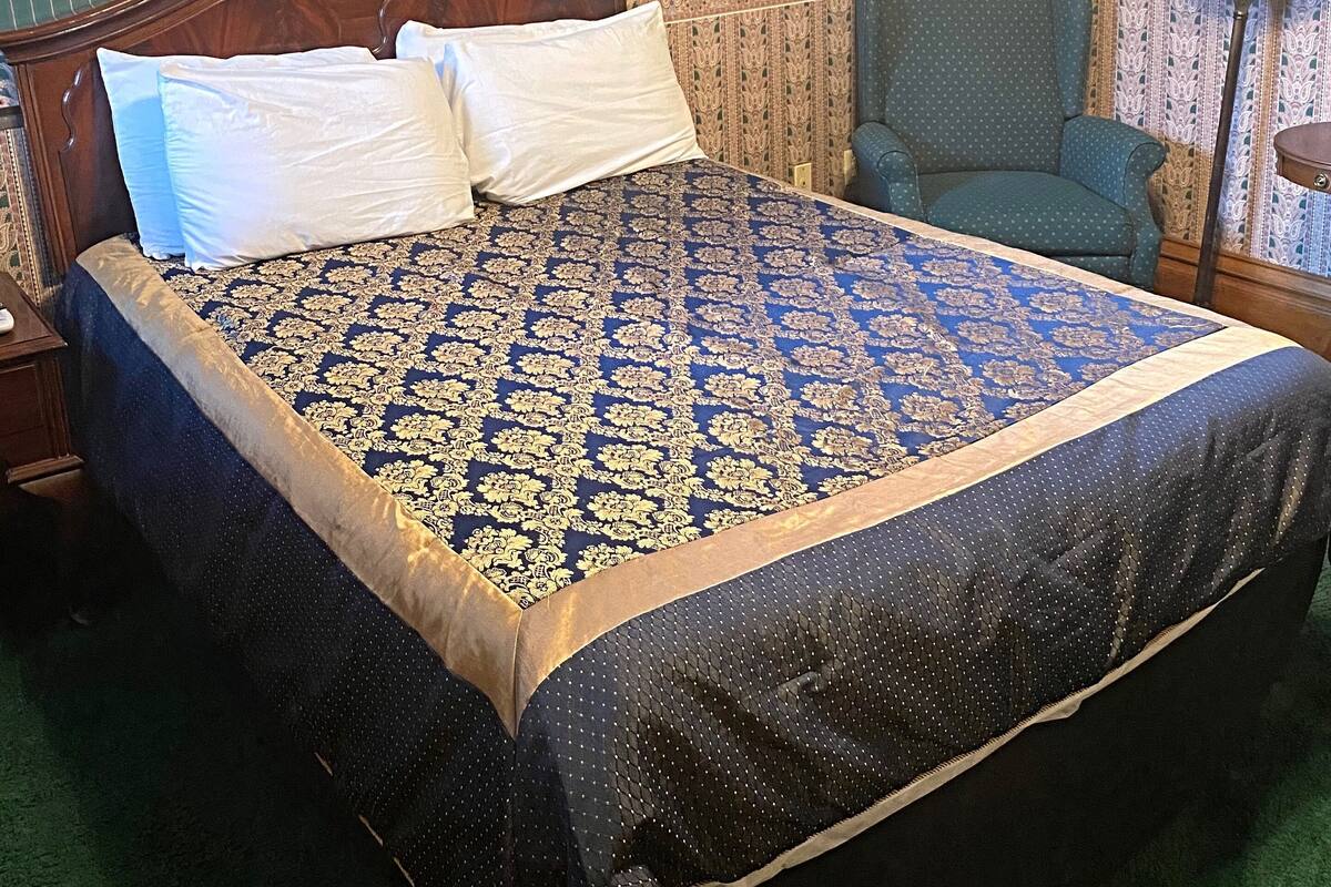 standard room, 1 queen bed | iron/ironing board, free wifi, bed sheets