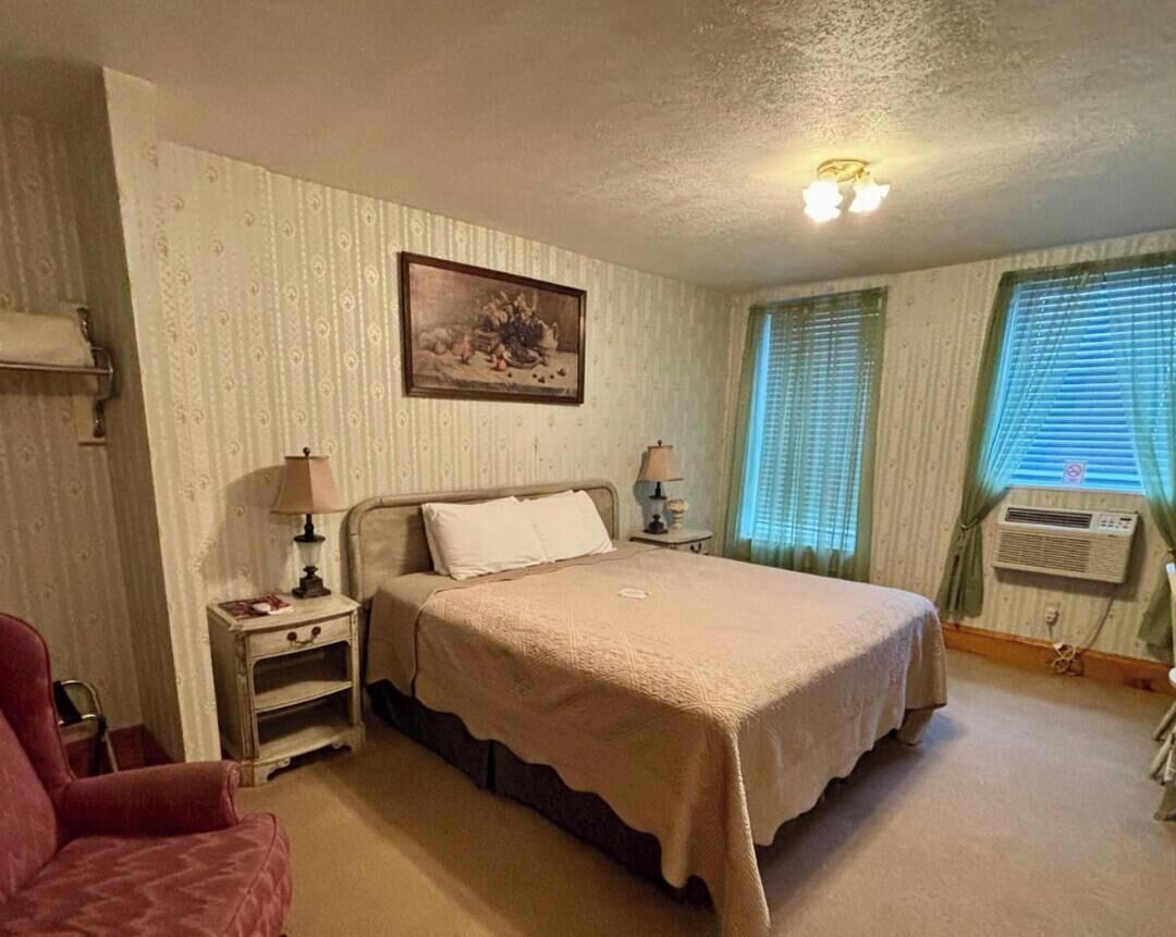 Deluxe Room, 1 King Bed | Free WiFi, bed sheets