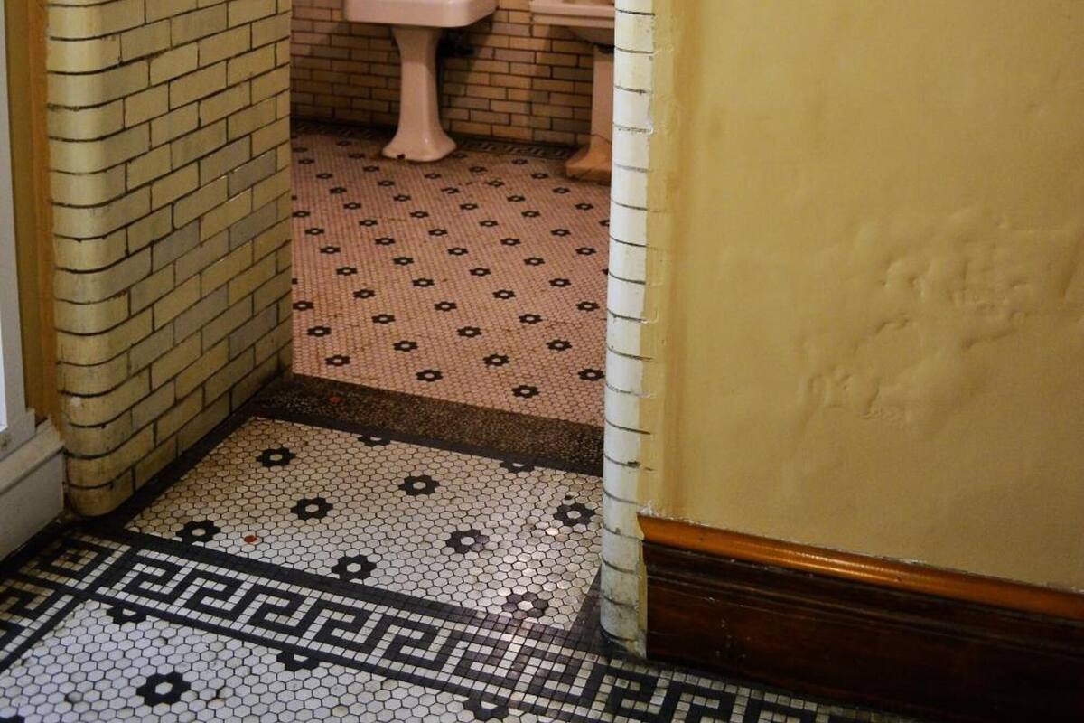 combined shower/bathtub, free toiletries, hair dryer, towels